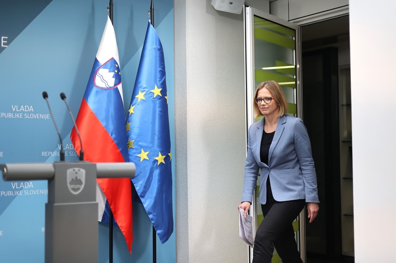 Je bila izjava ministrice za javno upravo Sanje Ajanović Hovnik poskus pritiska na sindikate, češ, če ne bo dogovora o novem plačnem sistemu, tudi odprave anomalij ne bo? Vsekakor bi bilo to zelo kratkovidno.