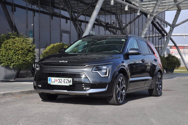 Kia niro v dolžino meri 4,42 metra, od prejšnje generacije pa ima za dva centimetra daljšo medosno razdaljo.