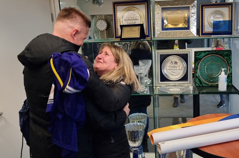 Josip Iličić v objemu objokane navijačice Atalante, ki je prišla v Koper na tekmo Maribora.