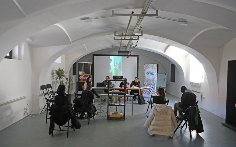 V osrednjem, največjem prostoru, ki mu pravijo studio, je bila najprej digitalna učilnica za participativni proračun, zdaj pa so izobraževalne vsebine platforme konS in Nagiba.