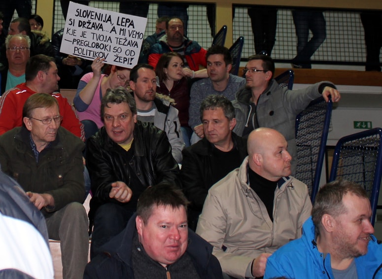 V Sindkatu čezmejnih delavcev Slovenije (SDMS) so ogorčeni nad odločitvijo ustavnih sodnikov, ki menijo, da obdavčitev čezmejnih delavcev migrantov ni v neskladju z ustavo. 