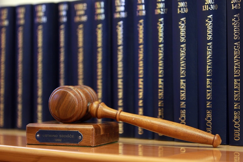  Izločitev sodnika iz kasnejšega postopka je potrebna samo, če predhodna sodba vsebuje natančno oceno vloge naknadno sojene osebe pri storitvi kaznivega dejanja, pravijo ustavni sodniki. 