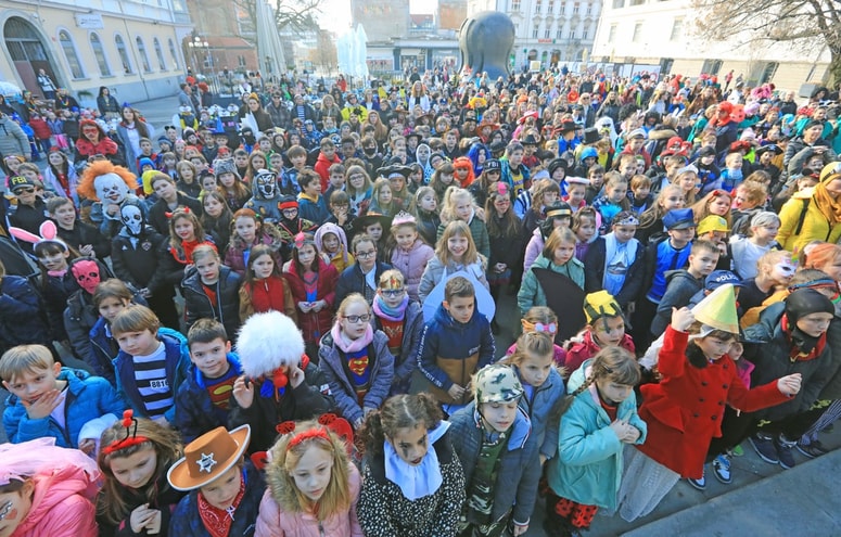 Glavna fotografija članka:Hofer še pred pustnim torkom odpoklical prikupen otroški kostum