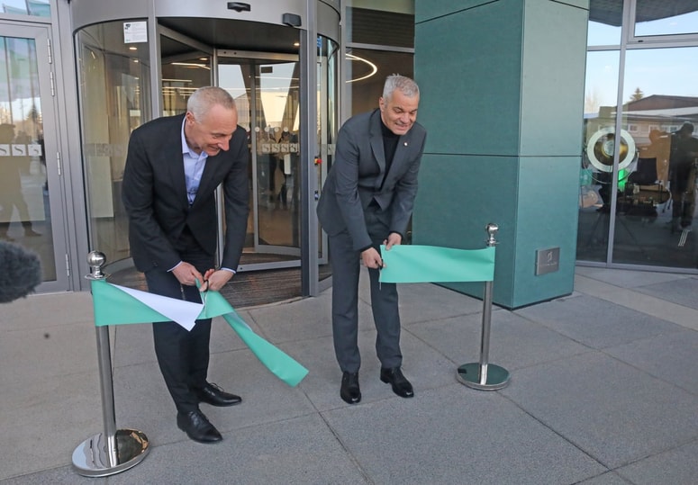 Jošt Dolničar, predsednik uprave Zavarovalnice Sava, in župan MOM Saša Arsenovič sta otvorila novo desetnadstropno poslovno stavbo.