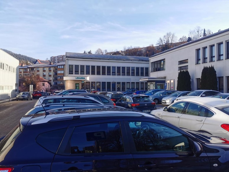 Glavna fotografija članka:Težavam s parkiranjem na Ravnah ni videti konca: Gneča okoli zdravstvenega doma