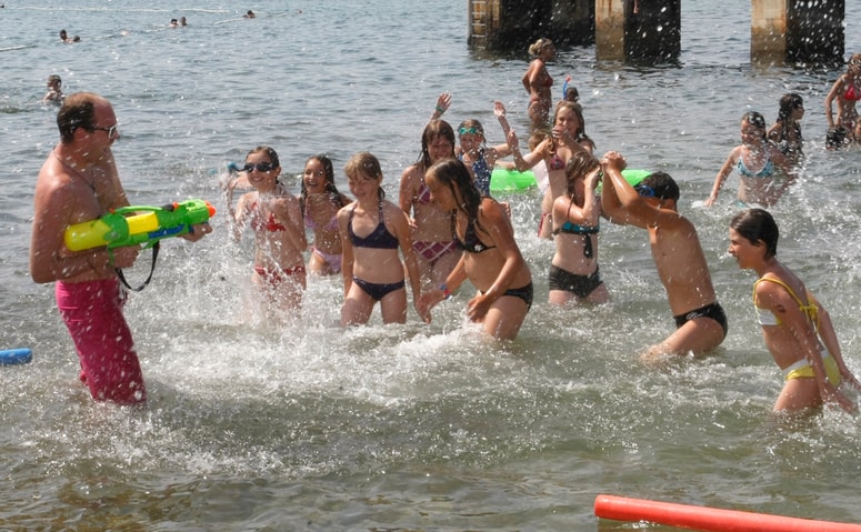 Glavna fotografija članka:ZPM Maribor vabi prostovoljce za letovanja otrok in mladostnikov. Kdaj vas potrebujejo v Poreču in kdaj na Pohorju?