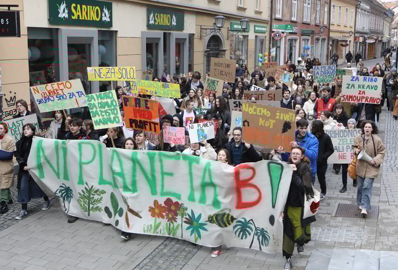 Protestniki v Gosposki ulici v Mariboru. Obljube razne, še zmeraj prazne je bil njihov slogan. 