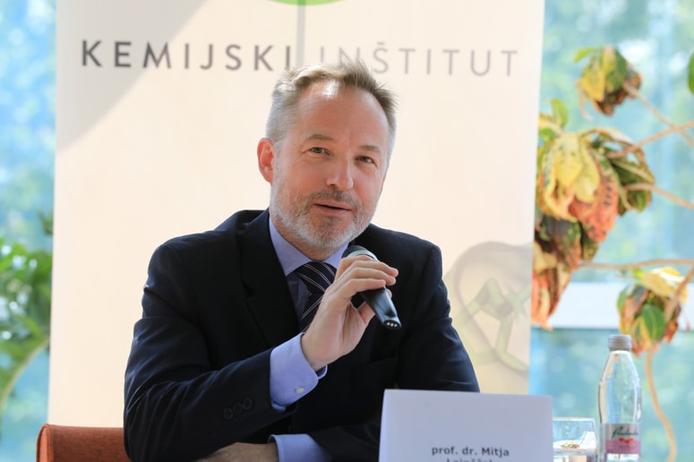 Mitji Lainščaku, ki je bil imenovan na položaj direktorja ARRS s posegom Janševe vlade v upravni odbor, grozi zamenjava. 