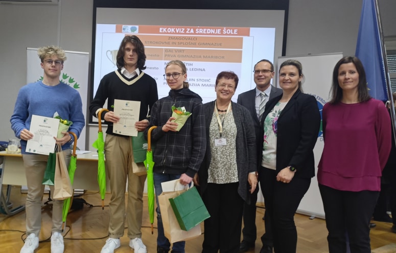 Jakob Kršljin Stojić (tretji z leve) z drugouvrščenim in tretjeuvrščenim ter s predstavniki organizatorjev Ekokviza 
