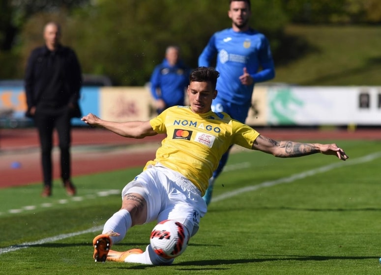 Še predlani je igral v Sloveniji, nato pa odšel s trebuhom za kruhom. 