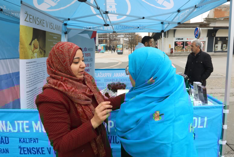 "Gre za spoštovanje. Pokrita se počutim bolj varno in tudi svobodno. Lahko sem aktivna v službi, istočasno pa imam neko zaščito," razlaga Maha Ahmad, ko nam prikaže, kako se nadene hidžab. 