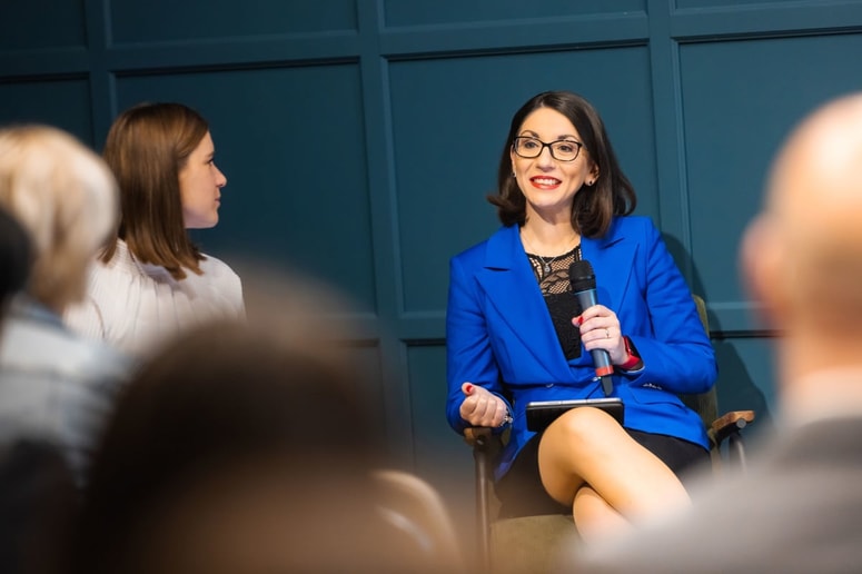 "Potrebujemo vrsto ukrepov, ki bodo naslavljali tako najmlajše, njihove učitelje, starše kot ženske, ki so že na trgu dela," je dejala ministrica za digitalno prepobrazbo dr. Emilija Stojemnova Duh.

