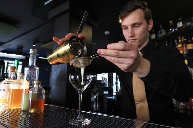 Lovro Vetrih se z barmanstvom ukvarja tri leta. 