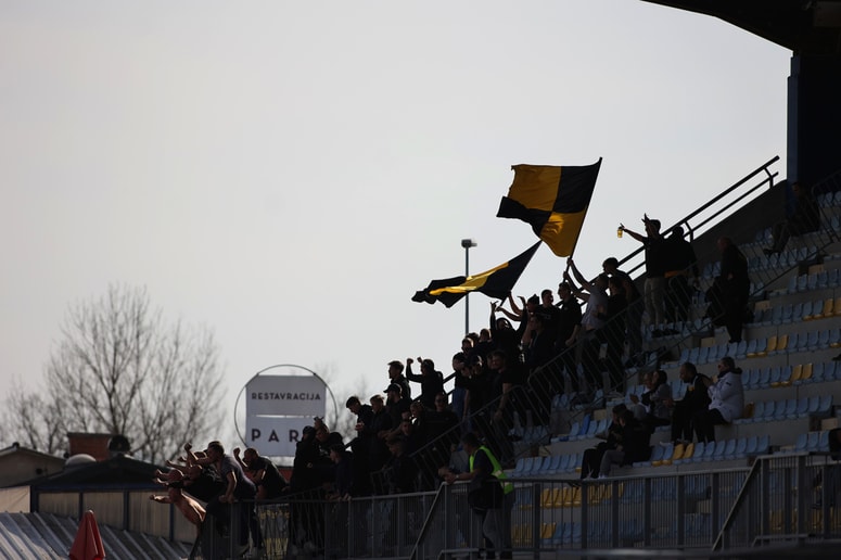 Navijači Radomelj in Domžal so ostali brez mest na tribuni. 