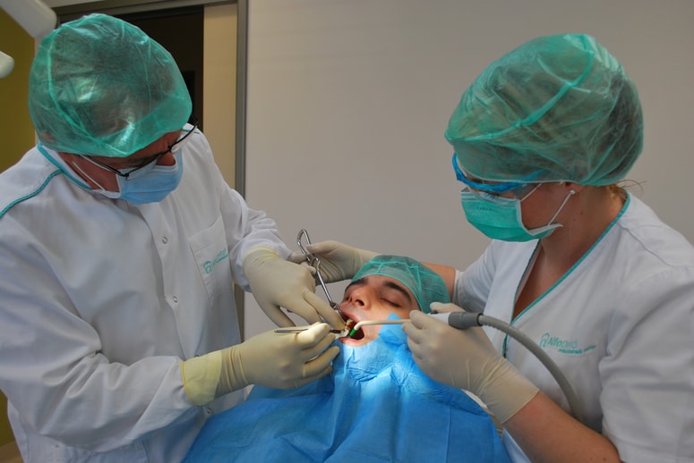 Slovenski pacienti najpogosteje potrebujejo implantate in zobne krone.