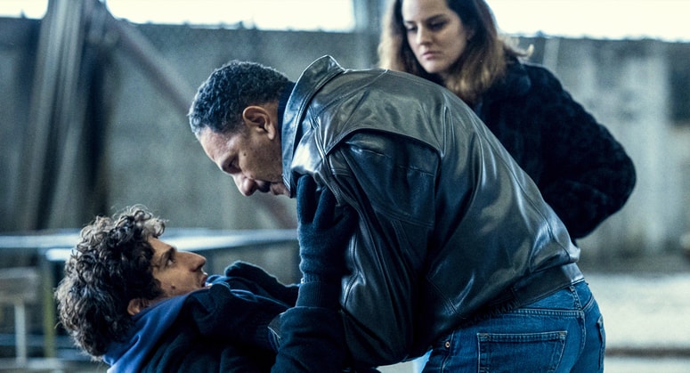 Louis Garrel, Roschdy Zem in Noémie Merlant v filmu Nedolžen