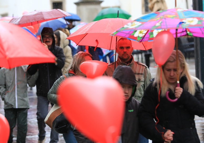 Od leta 2015 se z Zavodom 13 sprehajajo z rdečimi baloni in ozaveščajo o otrocih z redkimi boleznimi.