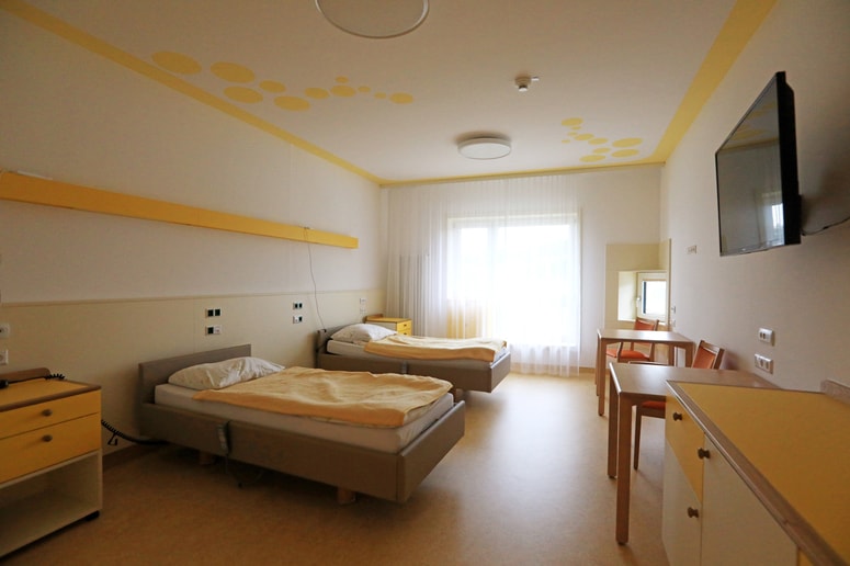 Nekateri domovi za starejše so zaradi pomanjkanja delavcev morali zapreti oddelke oziroma omejiti sprejem. 