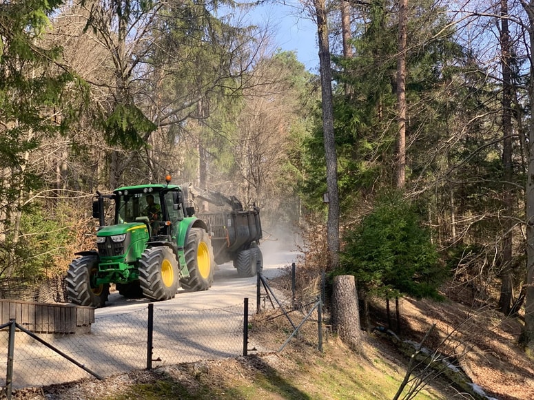 Fotografija je simbolična. Traktorji so bili odpeljani že čez mejo.