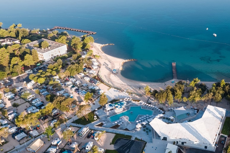 Analiza temelji na ponudbi približno 23.000 kampov v 34 evropskih državah, pri čemer portal letno beleži več kot 135 milijonov ogledov strani.