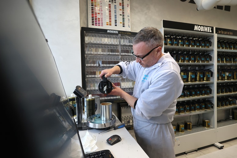 Posebna izobraževanja so namenjena niansiranju barvnih odtenkov pa trendom in razvoju koloristike na področju avtomobilske industrije.

