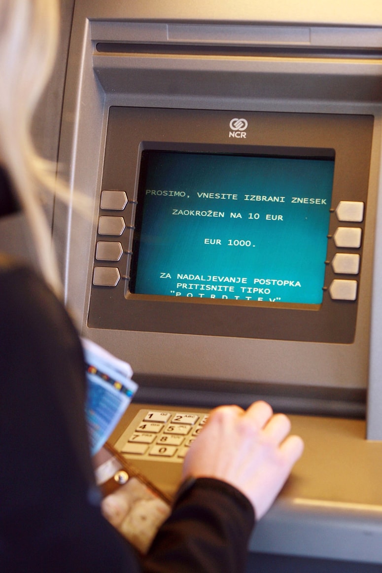 Glavna fotografija članka:Poslanci podprli večjo dostopnost posojil in ohranili slovenski jezik kot pogoj v noveli zakona o tujcih