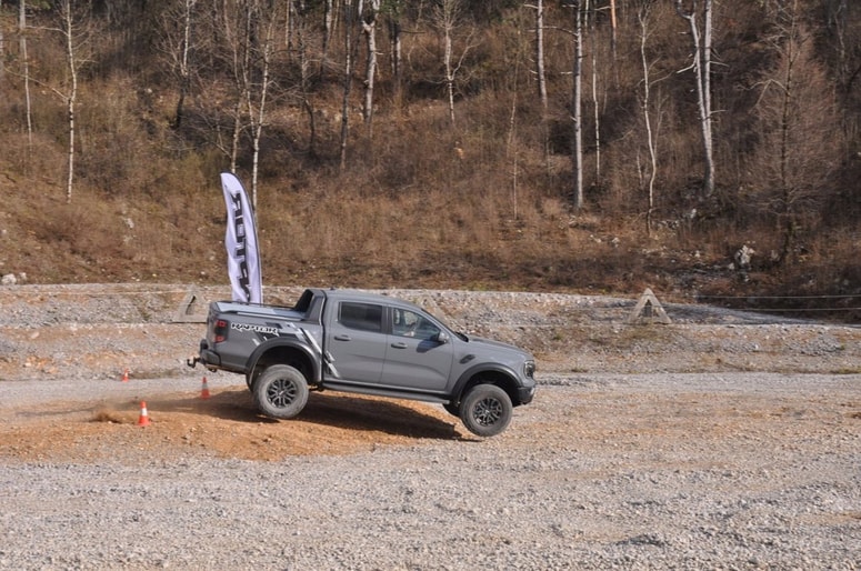 Nov je trilitrski šestvaljnik z 212 kW (288 KM) in 491 Nm navora.