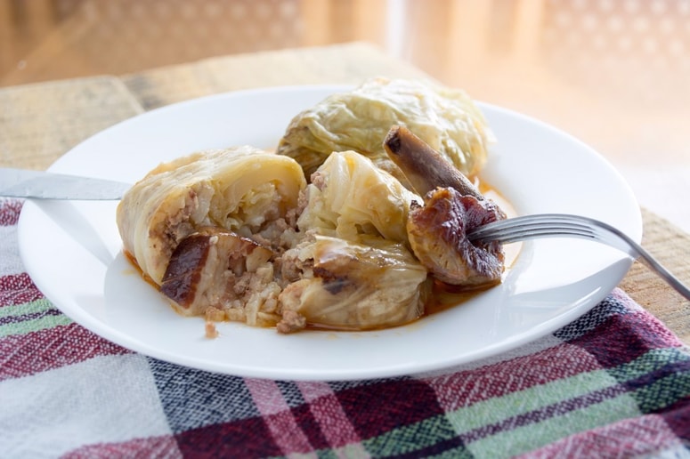 Glavna fotografija članka:(VIDEO) Ljudje so ogorčeni: Tip iz Kanade prvič poskusil ajvar, čevapčiče in sarmo, ki jo je jedel s paličicami