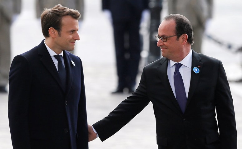 François Hollande ob primopredaji poslov z naslednikom, trenutnim francoskim predsednikom Emmanuelom Macronom. 