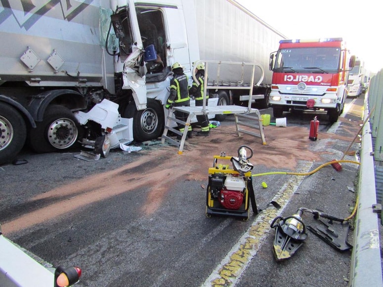 Glavna fotografija članka:(FOTO) Na hitri cesti pri Novi Gorici umrl voznik tovornjaka