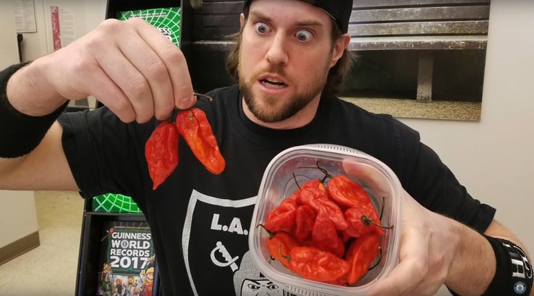 Glavna fotografija članka:VIDEO: Za Guinnessov rekord jedel pekoče paprike, želodec utrjeval z drugimi rečmi