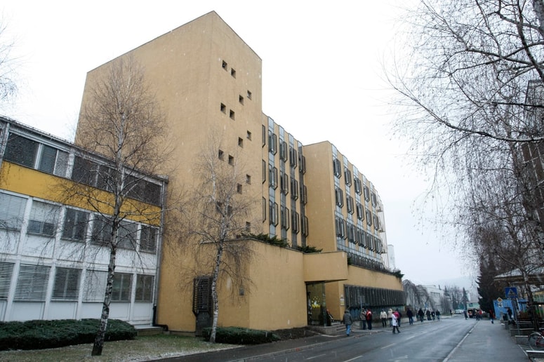 Glavna fotografija članka:Smrt deklice v bolnišnici: Sodnica zdravnike prosila za več občutka