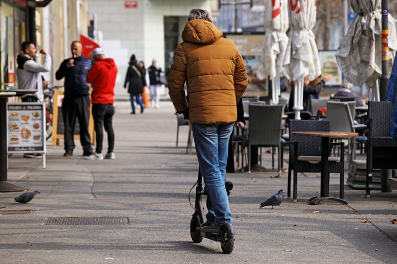 Zdajšnji zakon o voznikih dovoljuje uporabo otrokom od 12. leta. 