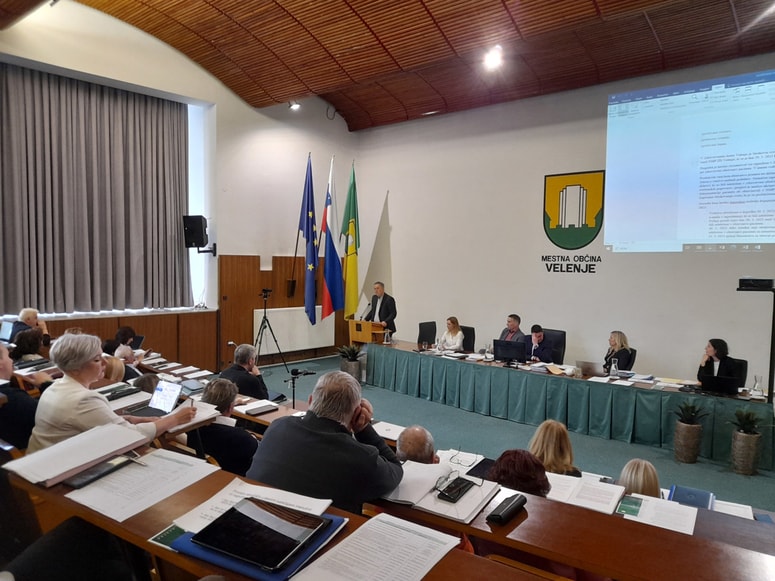 Janko Šteharnik in Janja Fišter sta svetnikom predstavila okoliščine v zvezi z nesrečnih primerom in zadnje ugotovitve.