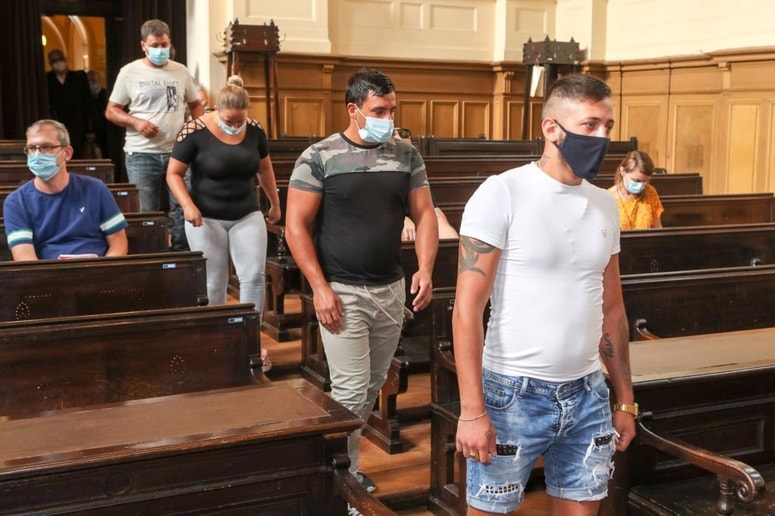 Miloš Grm (spredaj) na sojenju za pretep pred banko v Kočevju 