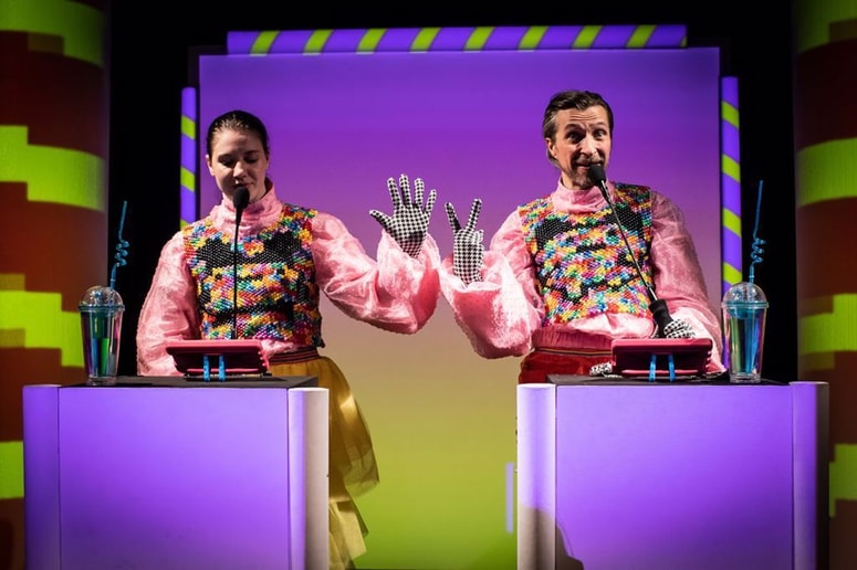 Maša Grošelj in Aljoša Koltak sprašujeta sebe, drug drugega in publiko.
 