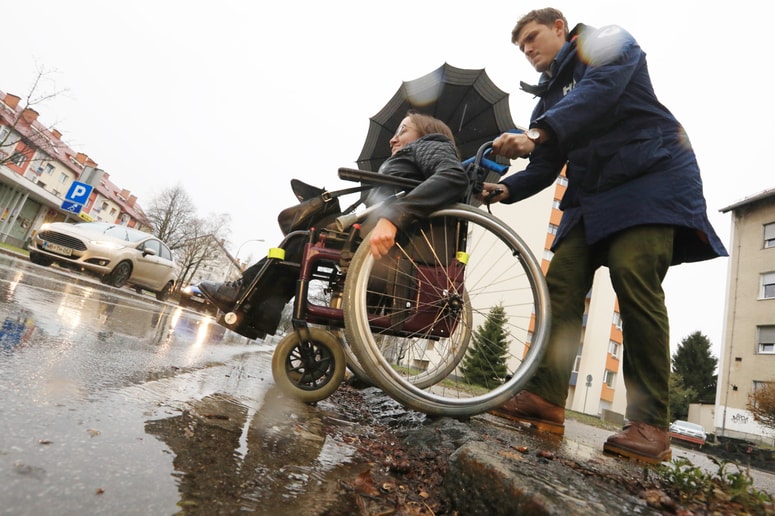 Poleg arhitekturnih ovir se bodo, kot kaže, invalidi srečevali še z državnimi ovirami za bolj aktivno življenje.
