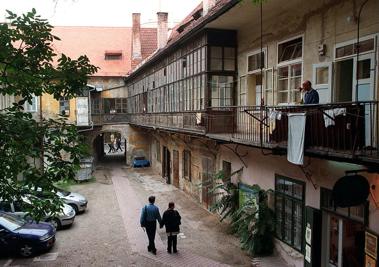 Glavna fotografija članka:Podvajanje imen: Zmeda z Vetrinjskim dvorom