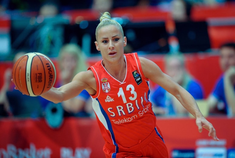 "Predstavljajte si, kako nesrečen in obupan moraš biti, da deliš fotografije nekogaršnjih intimnih delov," pravi Milica.