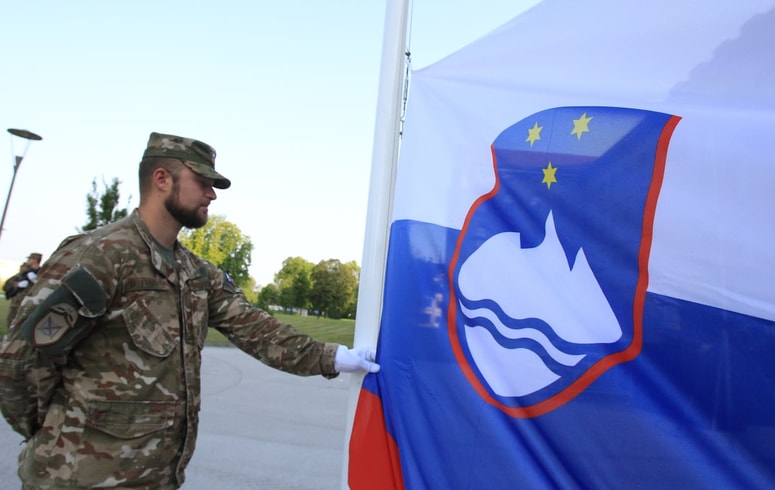 Glavna fotografija članka:Slovenija = Slovaška. Pa ne že spet!