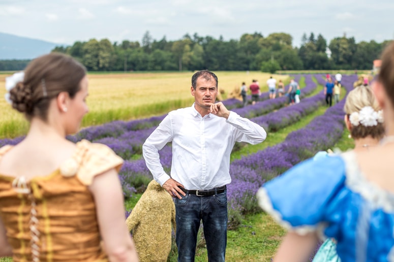 Glavna fotografija članka:Bi poskusili hamburger s sivko in sivkino torto?