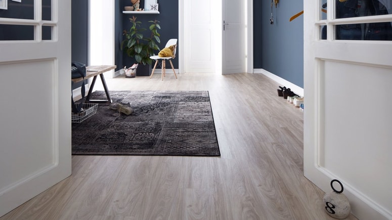 Glavna fotografija članka:Sistemi za obdelavo tal:
Od premaza in mase do lepila in obloge