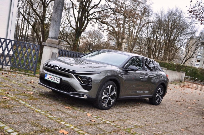 Citroen C5 X je podobnih manir kot bratski peugeot 408, 4,8 metra dolžine pa obljublja obilico prostora. 