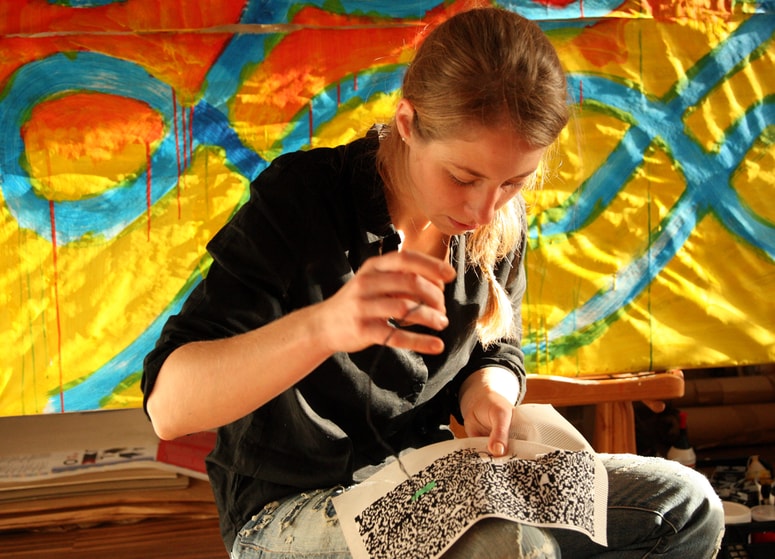 Katja Felle je diplomirala v Ljubljani, magisterski študij pa je zaključila v Berlinu.  