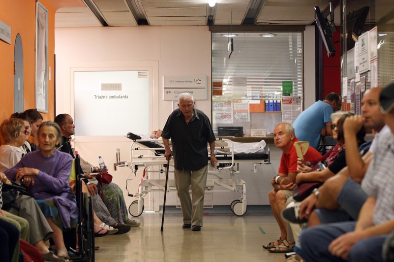 Glavna fotografija članka:Čakalna vrsta na ljubljanski urgenci tudi na spletu