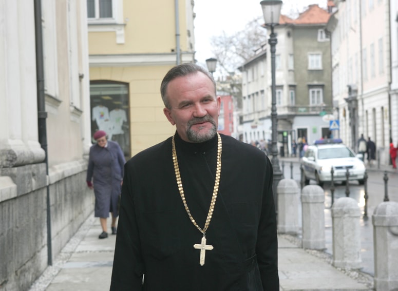Glavna fotografija članka:Denar za zasebne namene? Paroh Peran Bošković zanika oškodovanje
