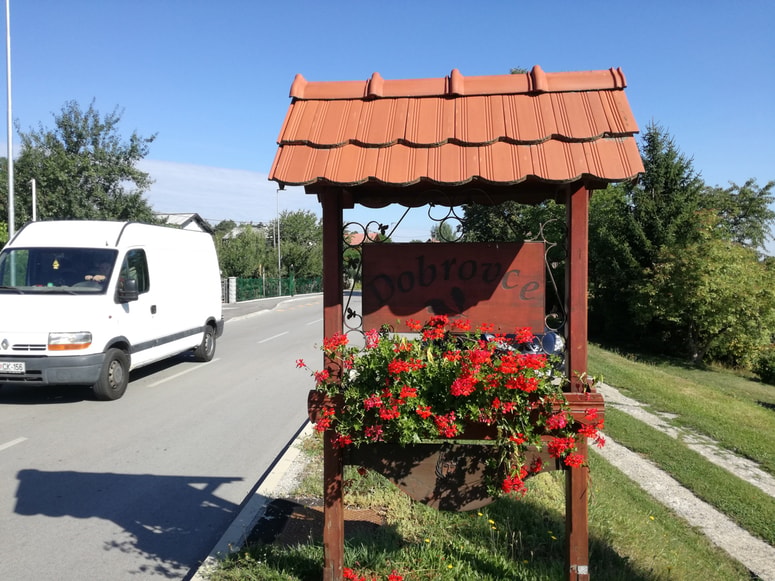 Ob vstopu v Dobrovce vas pričakajo lično urejena cvetlična korita. 