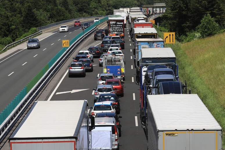 Glavna fotografija članka:Vse večkrat varnost ogrožajo kombiji