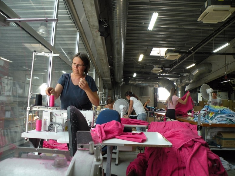 BD Group je podjetje s 30 zaposlenimi, ki šivajo brisače, posteljnino in druge tekstine izdelke pod blagovno znamko Bear Dream. 