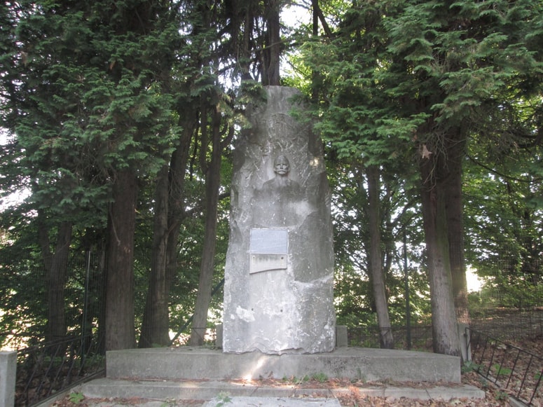 Eden bolje ohranjenih spomenikov je grobnica dr. Ivana Dečka. 